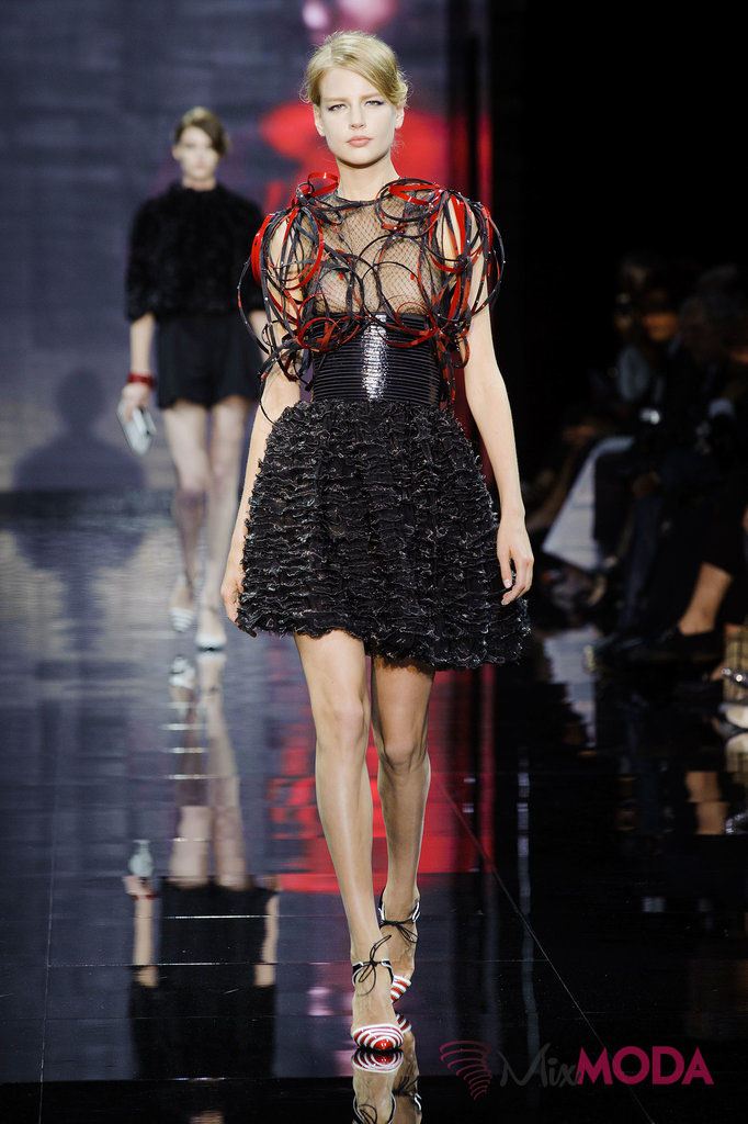 Giorgio-Armani-Prive-Haute-Couture-Fall-2014-31